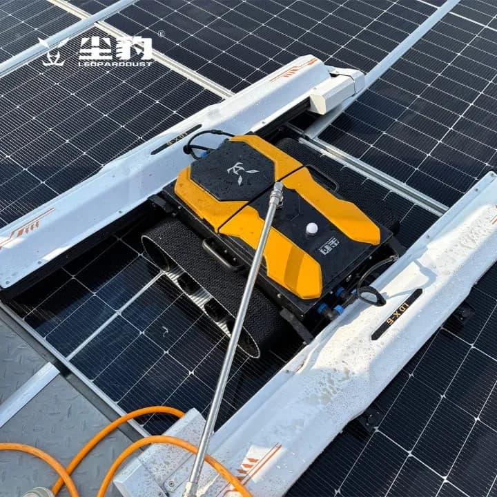 GES sahasında kullanılan panel temizlik robotu GES sahasında kullanılan panel temizlik robotu
