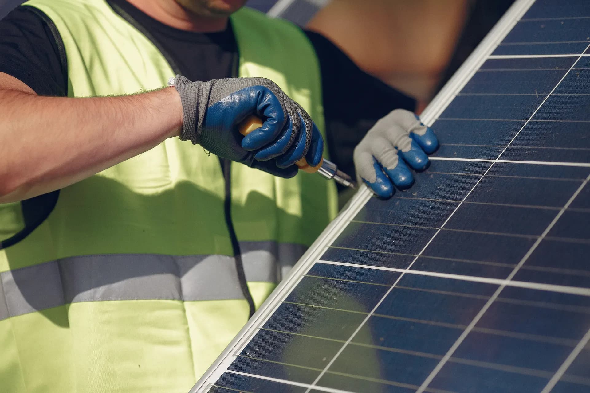 Güneş enerjisi santralinde bakım ve performans kontrol çalışması Güneş enerjisi santralinde bakım ve performans kontrol çalışması