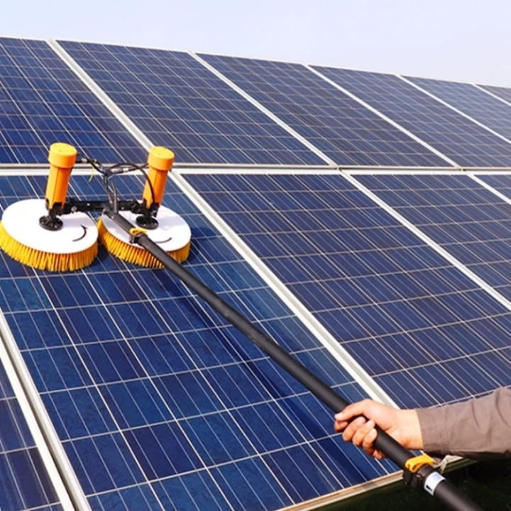Güneş paneli uzatmalı çift fırçalı temizlik makinası